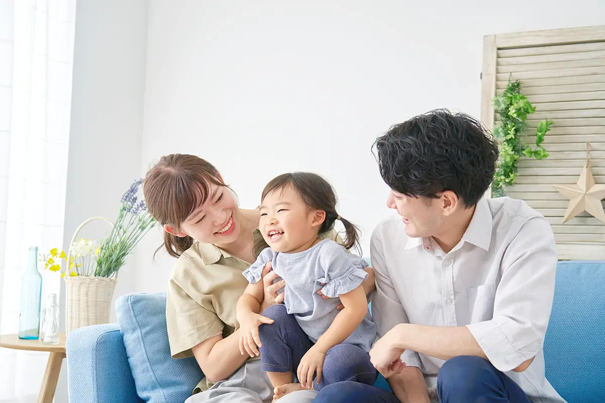 家族で歯科医院に通うイメージ